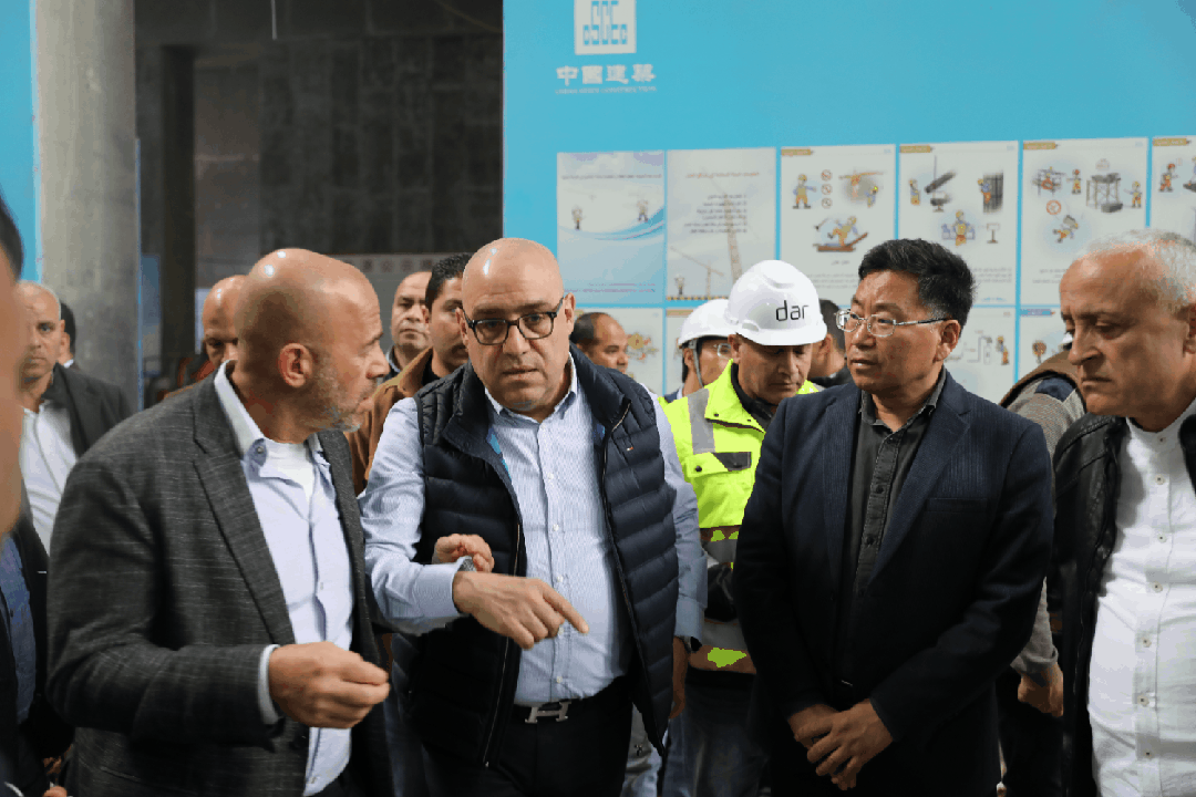 埃及住房部长埃萨姆·加扎尔视察阿拉曼新城超高综合体项目1.gif