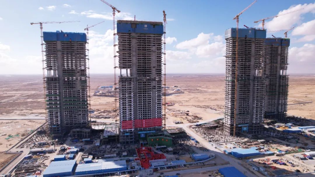 埃及住房部长埃萨姆·加扎尔视察阿拉曼新城超高综合体项目2.jpg