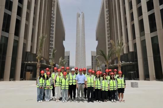 在埃中国留学生赴中建承建埃及新首都CBD项目参观交流 (1).jpg