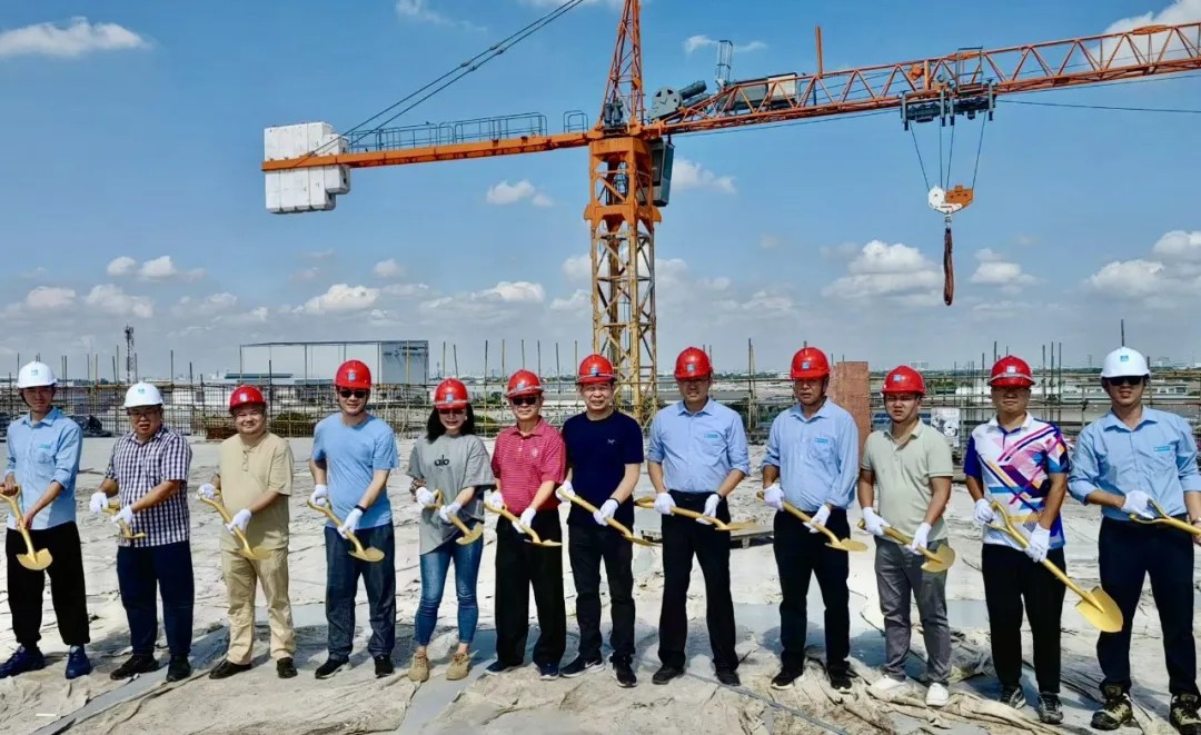 中国建筑泰国森丰项目主厂房完成封顶(1).jpg 中国建筑泰国森丰项目主厂房完成封顶(1).jpg