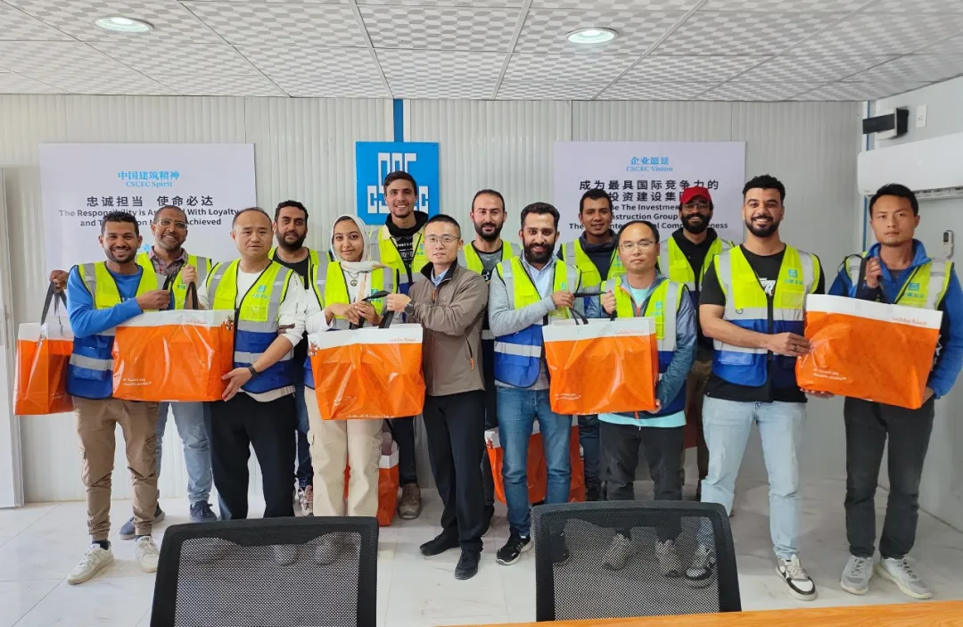 北非沙漠上的我们:是同事,更是朋友1.png 北非沙漠上的我们:是同事,更是朋友1.png