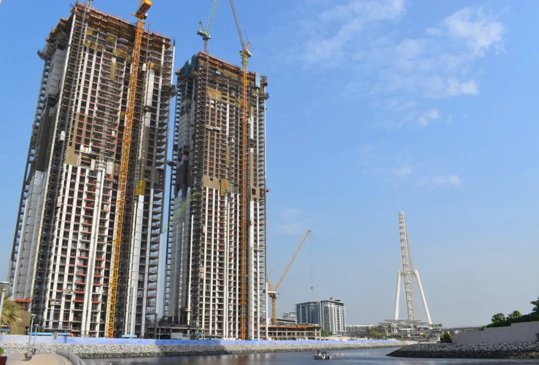中国建筑承建的迪拜蓝水长堤高层住宅项目主体结构顺利封顶01.png