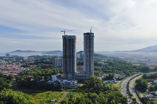 由中建承建的马来西亚沙巴州第一高楼全面封顶1.jpg