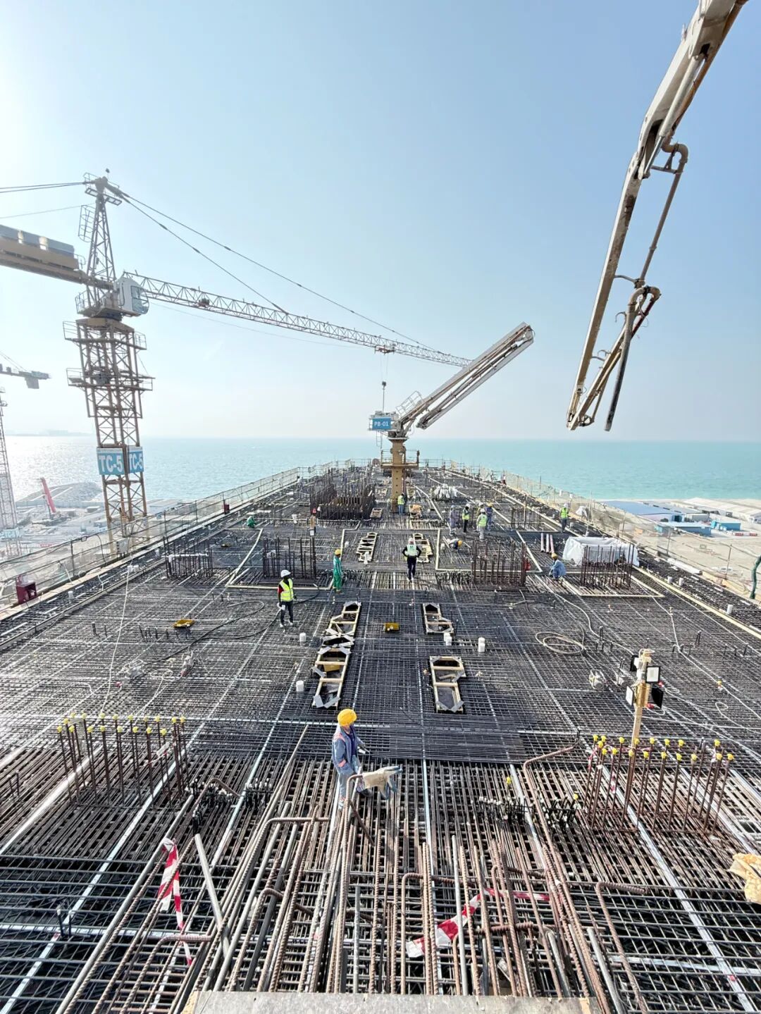 中国建筑R1029岛屿开发项目完成“超级转换层”浇筑2.jpg