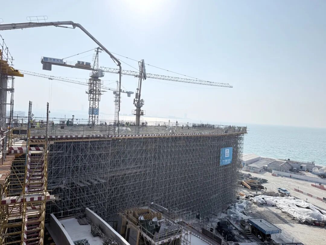 中国建筑R1029岛屿开发项目完成“超级转换层”浇筑3.jpg
