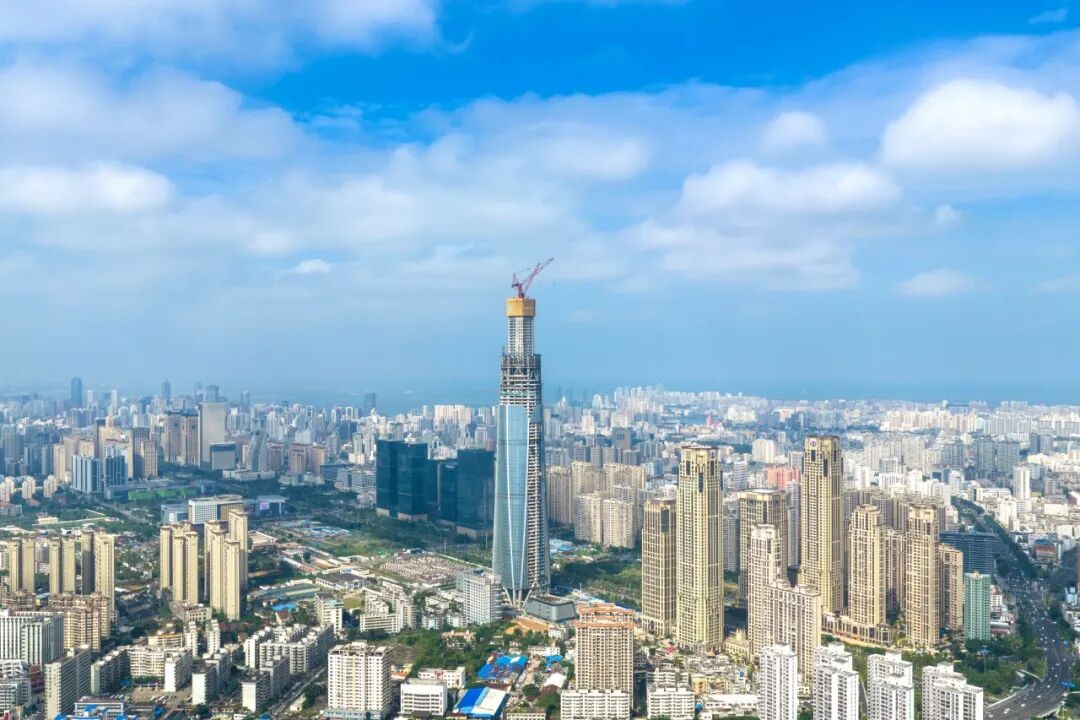 中国建筑承建的海南中心项目核心筒正式封顶1.jpg