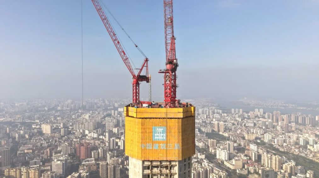 中国建筑承建的海南中心项目核心筒正式封顶2.png