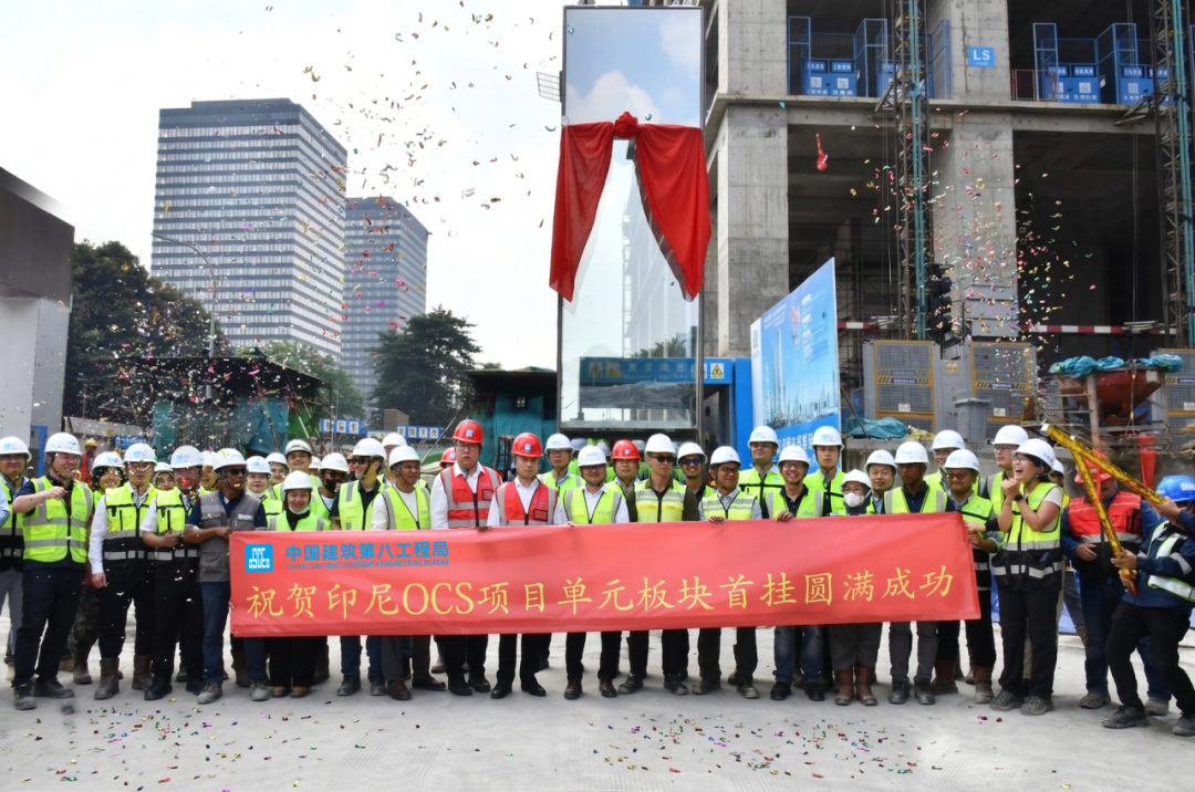 印尼绿洲双塔项目完成幕墙工程首吊（1）.png